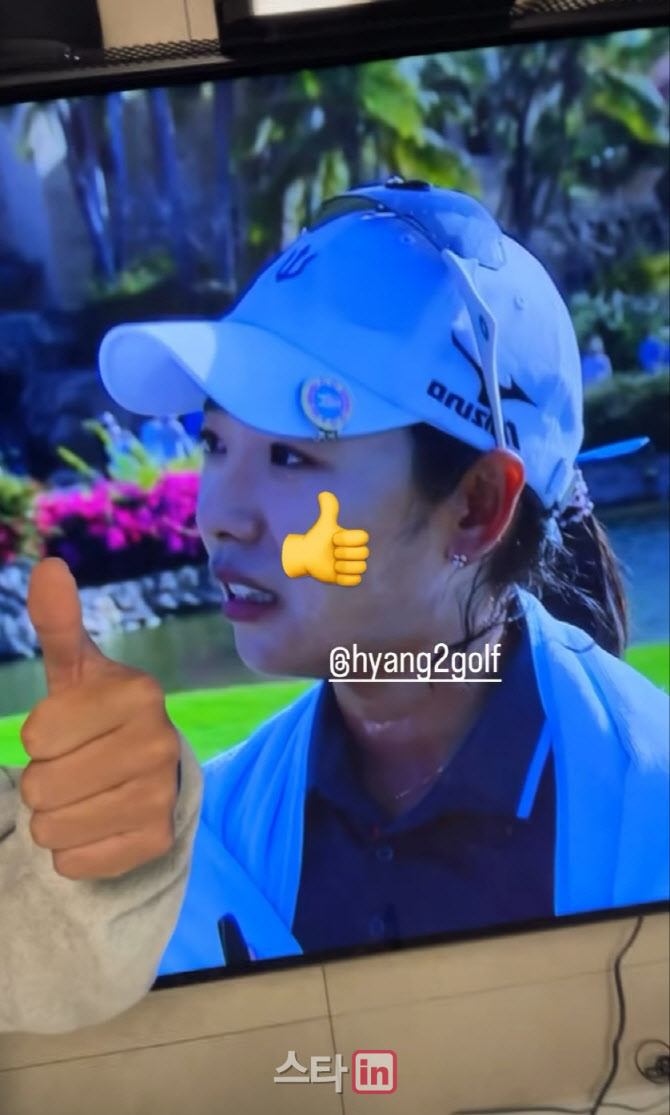 이미향 9년 만의 우승에 김효주 '엄지척' 축하 "나도 물 뿌려주고 싶은데"