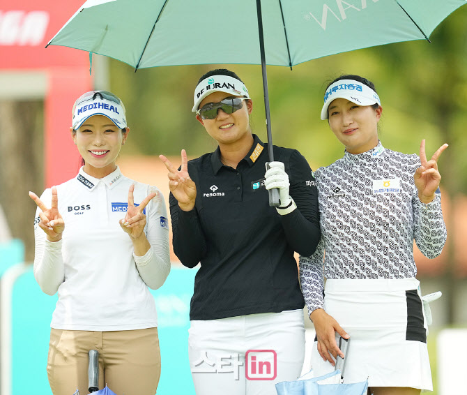 [포토]이채은-황유나,김시현,올시즌 출발은 기분 좋은 브이 인사