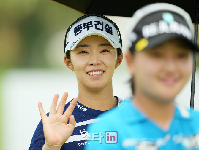 [포토]김수지,미소 손인사 출발