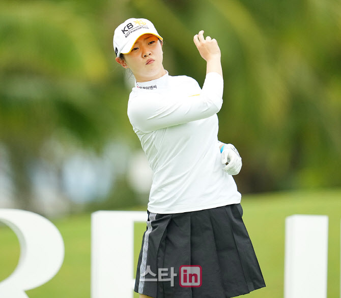 [포토]이지민,이미지 스윙 연습을 한다