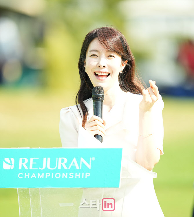 [포토]김미영 아나운서,반가운 마음에 함박 웃음