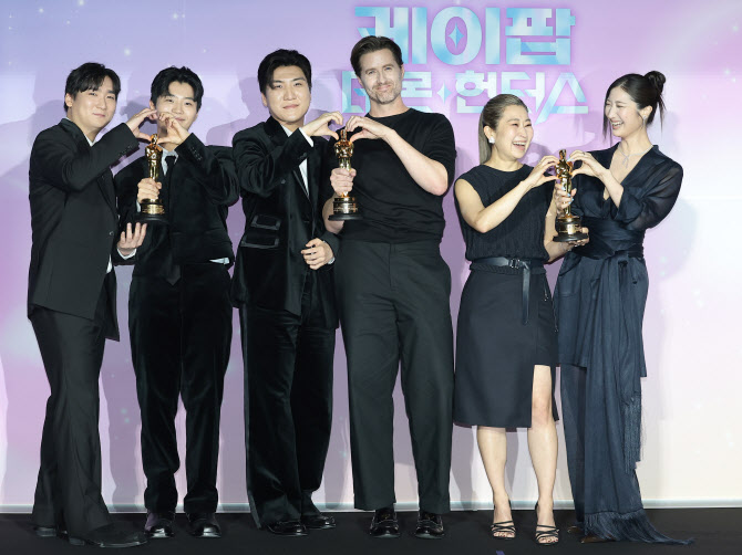 오스카 트로피에 하트 하는 '케데헌' 주역들