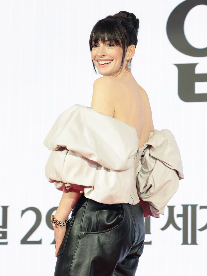 내한한 앤 해서웨이, 환한 미소