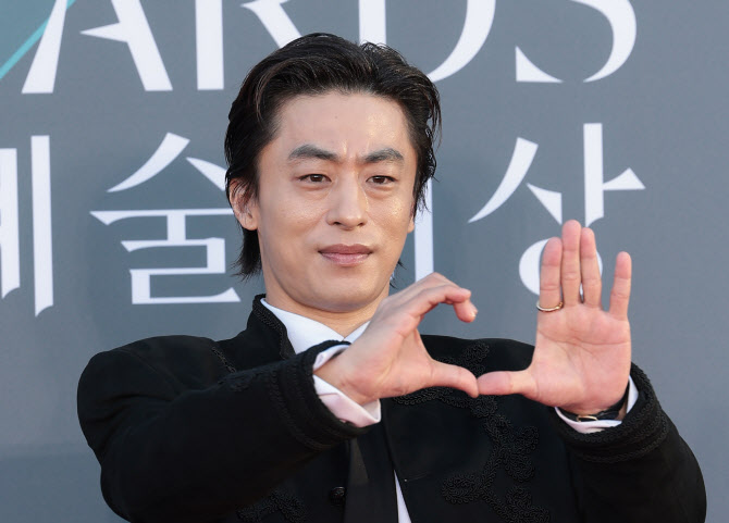 구교환, 백상 찾은 연기장인