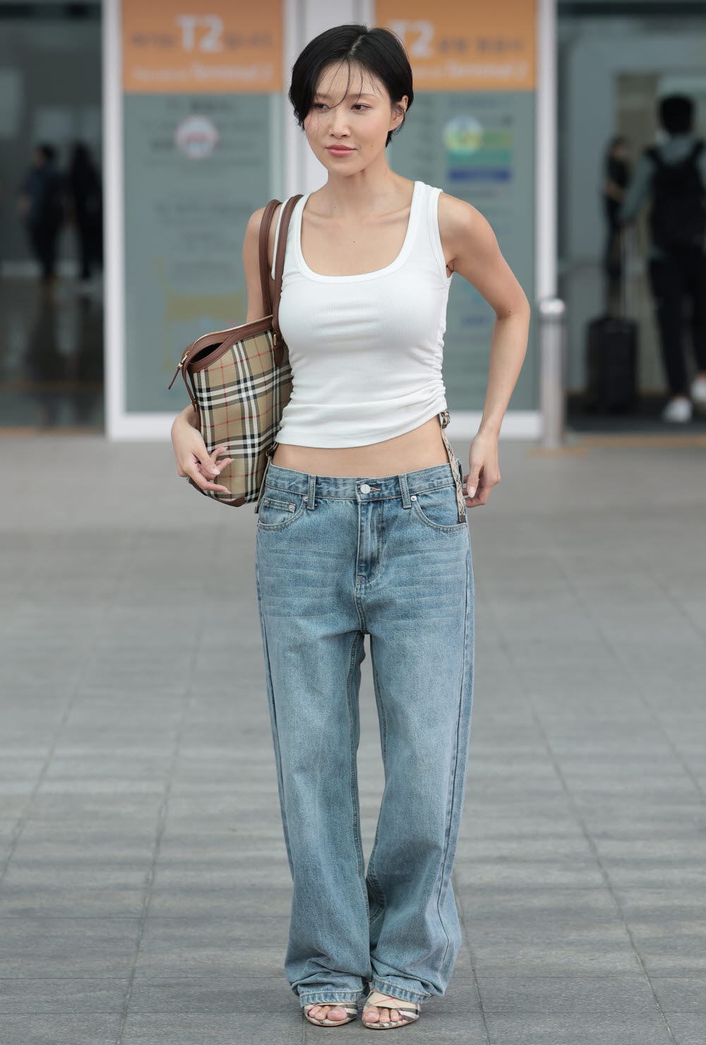 화사, 시크한 출국