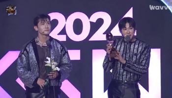 동방신기, K팝 레전더리상 "열심히 하는 동방신기 '둘' 될 것"