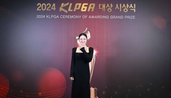 윤이나, KLPGA 투어 대상·상금왕·최저타수 3관왕 ‘화려한 피날레’