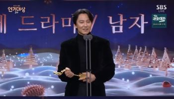 "평생 가자"…'열혈사제2' 김남길·이하늬, 시즌제 부문 최우수상 [SBS 연기대상]