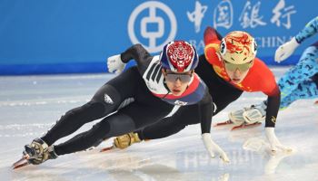 ‘린샤오쥔 손으로 밀어줬다?’…쇼트트랙 남자 500m 중국 반칙 의혹