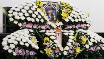 "장원영이 꿈"… 아이브, 대전 피살 초등생 빈소에 근조화환