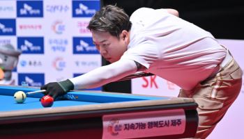 '헐크' 강동궁, '신성' 김영원에 역전승...PBA 월드챔피언십 8강행