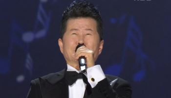 태진아, 故 송대관 추모 무대서 오열… "형! 보고싶다"
