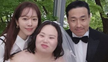 한지민, '쌍둥이 언니' 정은혜 결혼 축하… "사랑 가득"