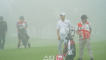 SK텔레콤 오픈 둘째날도 안개로 일시 중단..대회 축소 가능성 커져