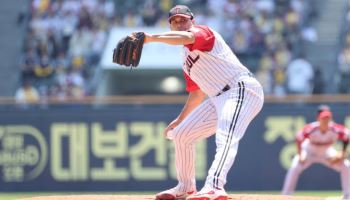 '치리노스-김진성 호투' LG, KT 꺾고 가장 먼저 30승 도달