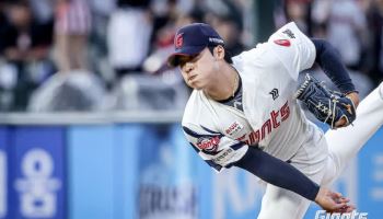 이민석, 프로 데뷔 첫 선발승...롯데, 선두 LG 꺾고 2위 복귀