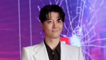 이동건, 이혼 5년 만에 미모의 여성과 열애?…소속사 '묵묵부답'