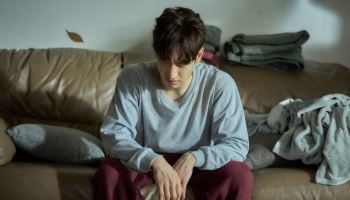 '소주전쟁' 유해진·이제훈, 사진에서 술냄새가…황금연휴 숙취 100% 재현