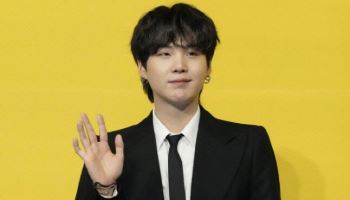 비로소 완전체… 슈가, 근무 끝→'7인 BTS' 팬들 곁으로