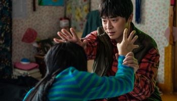여름의 조정석, '좀비딸'로 흥행 공식 잇는다…"코믹·비극 자유자재"