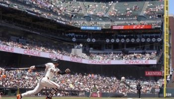 MLB 이정후, 행운 따른 3루타 작렬…김혜성은 결장