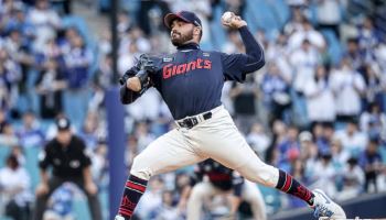 '光속구 열풍' 감보아, 6월 월간 MVP 수상...롯데 선수로 2년 만