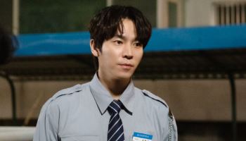 ‘살롱 드 홈즈’ 이재균, 과몰입 더하는 비하인드 컷 공개