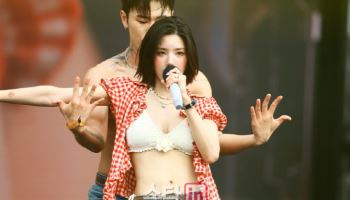 권은비 "욕조에서 물 맞으며 '워터밤' 무대 연습"