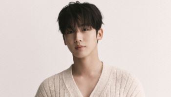 위아이 김요한-베이비돈크라이 이현·미아, LG 홈경기 승리기원 시구