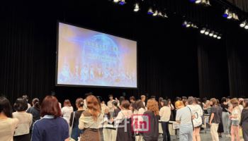 더블원 日 오사카 팬 사인회 '인산인해'…경호 인력 증원