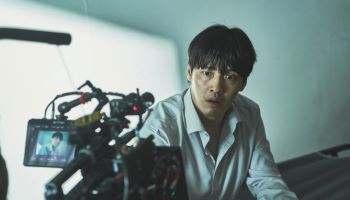 강하늘 연타 흥행…'84제곱미터' 비영어 글로벌 1위→비하인드 스틸 공개