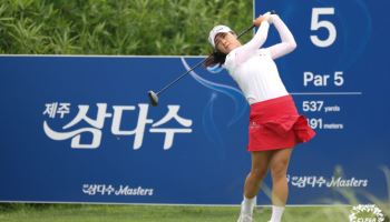 '돌아온 KLPGA 여왕' 윤이나, 삼다수 첫날 '노보기' 6언더파