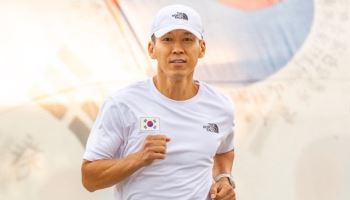 션, 광복절 81.5km 마라톤 완주… 기부금 23억 조성
