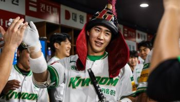 '이주형 홈런포-하영민 호투' 키움, 갈 길 바쁜 KT 발목...3연승