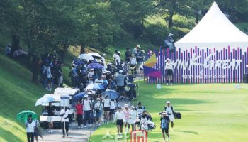선수 따라 18홀 ‘완주’하는 갤러리들…“2만보 걷는 건 기본이죠”