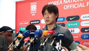 홍명보호, 美원정 평가전 위해 출국..."플랜B, 해외파도 실험"