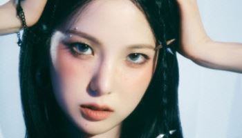 '케플러' 최유진-휴닝바이에, LG트윈스 홈경기 승리기원 시구