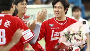 최정, KBO리그 최초 10시즌 연속 20홈런...SSG, 3위 굳히기 돌입