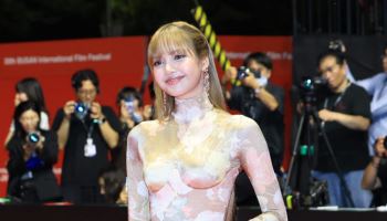 블랙핑크 리사, 레드카펫 깜짝 손님…파격 드레스 패션 눈길 