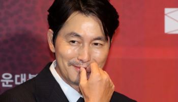 야윈 정우성, 굳은 얼굴로 부일영화상 등장…혼외자 논란 후 1년 만