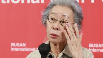 윤여정 "동성애·이성애 모두 평등…보수적인 韓, 더 나아가야"[BIFF]