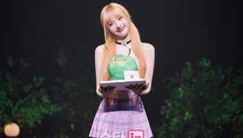 조이, 데뷔 후 첫 팬미팅 개최 "모든 순간이 모여 예쁜 사랑 돼"