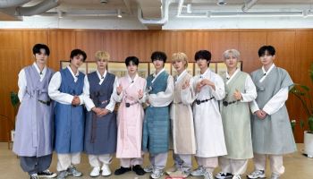 크래비티, 한복 입고 추석 인사 "풍성한 한가위 보내세요"