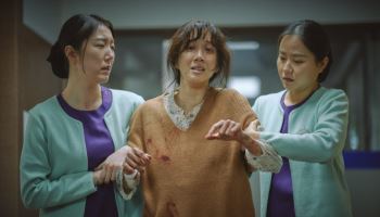 '하얀 차를 탄 여자' 정려원·이정은 투톱 연기 차력쇼…스크린 꽉 채운다