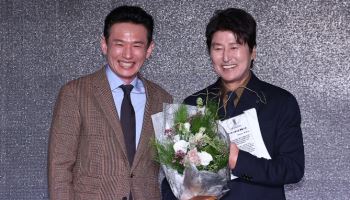 송강호, 불참 박찬욱 대신 깜짝 등장…안효섭·인순이 아름다운예술인상 영예 (종합)