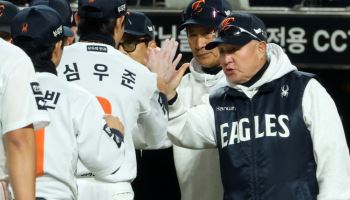 한화, 6946일 만에 KS 이겼다...김경문 감독, KS 10연패 탈출