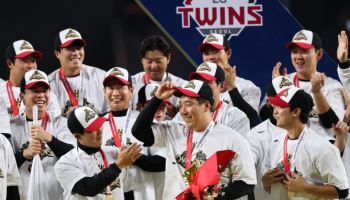 '한국시리즈 MVP' 김현수, 17년 전 병살타 악몽도 지웠다