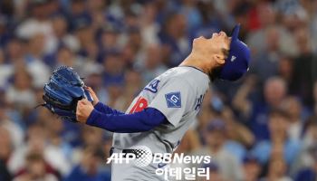 야마모토, 다저스 영웅으로 우뚝...다저스, 25년 만에 WS 백투백 우승