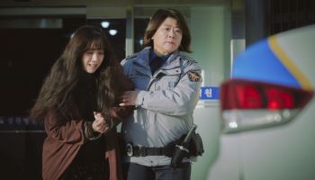 정려원·이정은 연기 차력쇼…'햐안 차를 탄 여자' CGV골든에그 93% 극찬