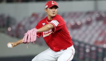 '최고령 홀드왕' 노경은, 골든글러브 페어플레이상 수상